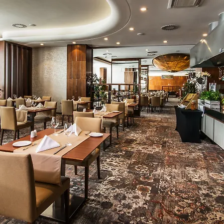 מלון Airport Okecie 4*